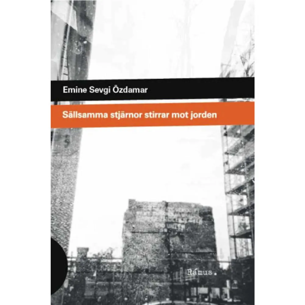 Berlin i mitten av 1970-talet. En delad och fångad stad som lockar en ung skådespelerska från Istanbul, tyngd av minnena från militärdiktaturen i hemlandet men med en stor dröm: att fördjupa sig i Bertolt Brechts teaterkonst på Volksbühne i Östberlin. Hon reser från kollektivet i västberlinska Kreuzberg genom gränspassagerna och förbi muren till teatern i öst för att arbeta tillsammans med bland andra Heiner Müller.  Självbiografiskt tecknar Emine Sevgi Özdamar ett intensivt, färgstarkt och kanske det mest klarsynta porträttet någonsin av ett Berlin som inte längre finns och som allt färre minns. Det är berättelsen om kollektivkompisarna i väst och deras östra vänner i Pankow, de turkiska invandrarna i Kreuzberg, de politiska händelserna under den tyska hösten, små och stora kärlekshistorier och framförallt kärleken till teatern, som för henne tillbaka till livet.   Emine Sevgi Özdamar var verksam som skådespelare i Turkiet, men efter militärkuppen 1971 kunde hon inte fortsätta arbeta. Tack vare sitt intresse för Brechts teater och kontakten med en schweizisk bokhandlare fick hon 1976 börja som regiassistent vid Volksbühne i Östberlin. Emine Sevgi Özdamar har skrivit fem böcker på tyska och belönats med bland annat Ingeborg Bachmann- och Adalbert von Chamisso-priset. Med Sällsamma stjärnor stirrar mot jorden introduceras hon nu på svenska.    Format Inbunden   Omfång 247 sidor   Språk Svenska   Förlag Rámus Förlag   Utgivningsdatum 2012-09-26   Medverkande Anna Lindberg   Medverkande Thomas Andersson   ISBN 9789186703127  . Böcker.