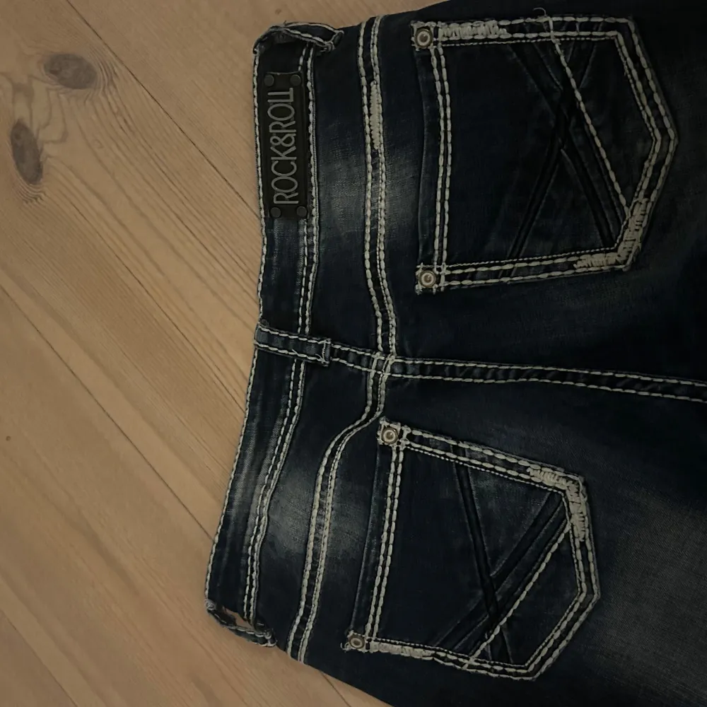 Säljer ett par snygga low waste jeans som jag köpte i Barcelona, jag köpte de på en second hand butik men dom är i väldigt bra skick. Jag har bara använt de några få gånger. Dom passa tyvärr inte mig i storlek därför säljer jag dom.                                                                                                                             . Jeans & Byxor.