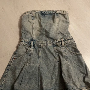 Jeans klänning - Snygg jeans klänning som tyvärr är för stor! Står storlek s men skulle säga mer M/L