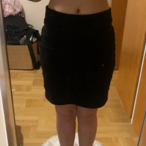 Svart kjol - Säljer en  svart pennkjol i mycket bra skick. Den har en tight passform. Kjolen är begagnad och har aldrig använts. Är i mycket bra skick, skriv gärna efter flera bilder! Använd gärna köp nu💕