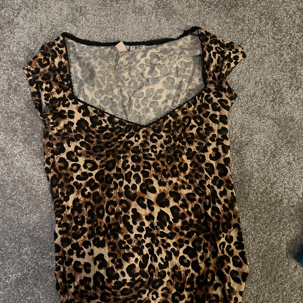 Säljer en snygg leopardmönstrad topp från Nelly i S. Väldigt populär men kommer inte till användning för mig🥰Använd nån enstaka gång. Toppar.