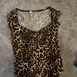 Leopardmönstrad topp från Nelly - Säljer en snygg leopardmönstrad topp från Nelly i S. Väldigt populär men kommer inte till användning för mig🥰Använd nån enstaka gång