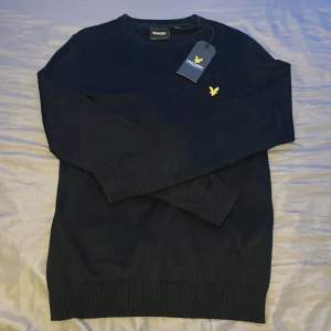 Säljer en oanvänd mörkblå tröja från Lyle & Scott i storlek S. Kom aldrig till användning eftersom jag köpt fel storlek och därför i sprillans nytt skick. Nypris 899kr. Hör av dig om du har funderingar. Pris kan absolut diskuteras vid snabb affär 