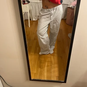 Beiga lösa byxor med snörning - Säljer ett par beiga lösa byxor i mycket bra skick. De har en bekväm passform med snörning i midjan🤍