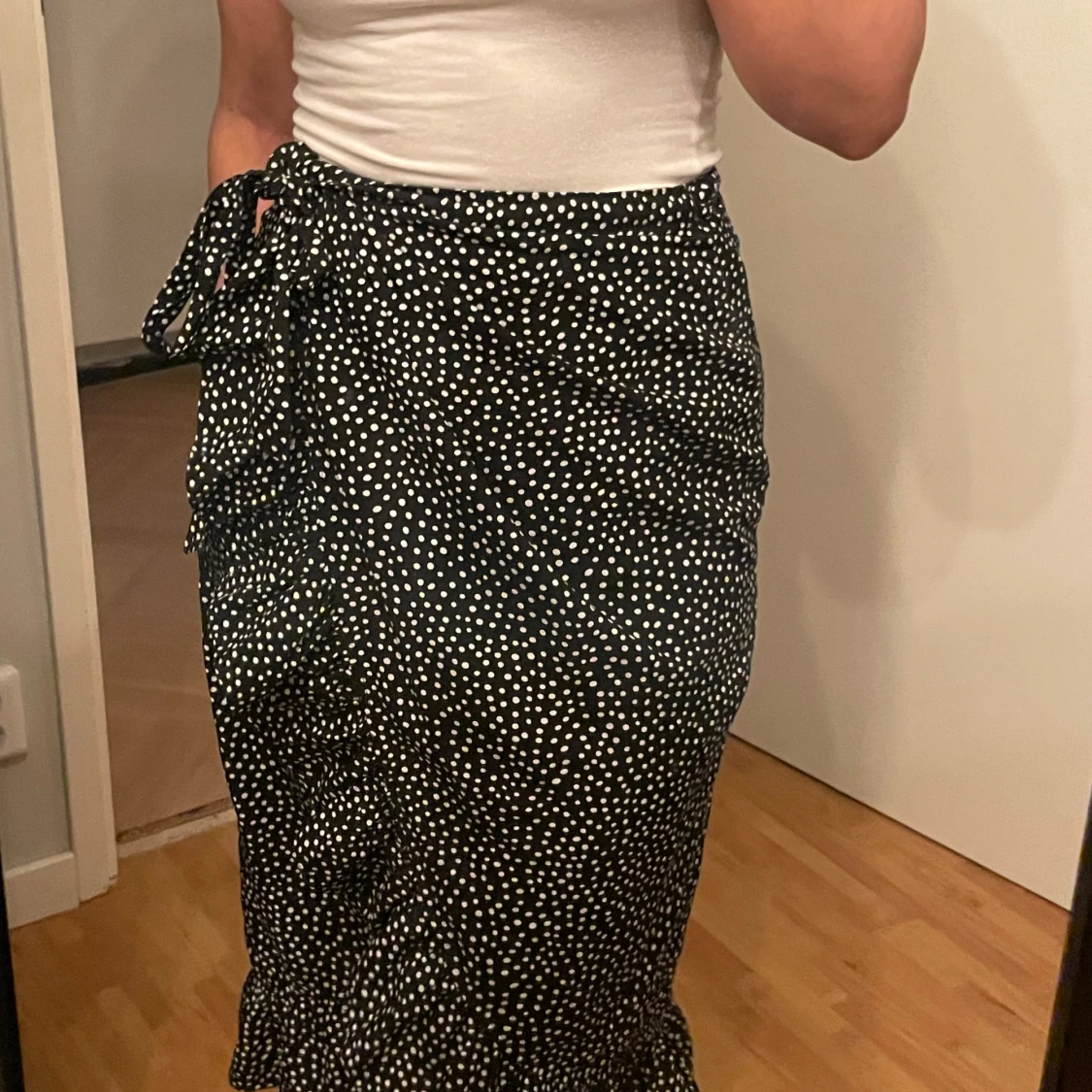 Svartvit prickig omlottkjol