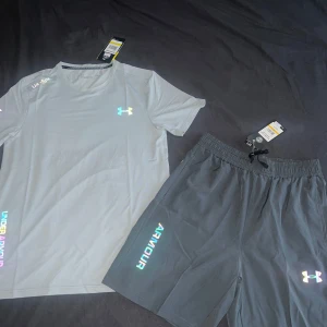 Under Armour - Säljer en grå set från Under Armour i nytt skick. Väldigt efterfrågad och svår att få tag på. Setet är i storlek M men är liten i storlek. Perfekt till träning och sommaren. Passa på. Fraktar samma dag📦 