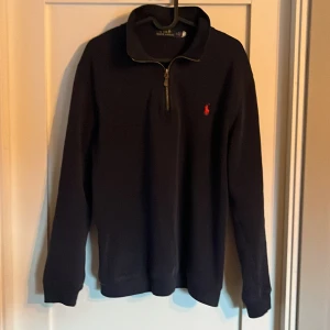 Ralph lauren half zip - Säljer tröjan för att den är för stor och inte använt den mer än en gång eftersom att den satt för stort