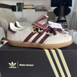 Adidas x Wales Bonner Samba Pony Tonal - Säljer ett par Adidas Wales Bonner Samba i nytt skick, DS. Kommer med extra skosnören och originalförpackning. Har box och kvitto. Säljer pga fel storlek. Sjukt fin sko och har inte sett många av dessa.