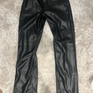 Skin byxor  - Väldigt fina skinn byxor som är köpta ifrån bik bok. Säljer då de ej använda längre. Hör av er för fler funderingar 💗💗