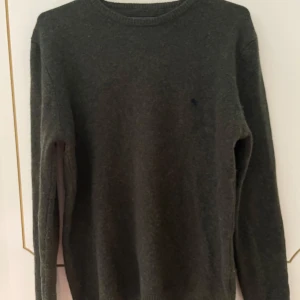 Ulltröja från Bondelid - Säljer en stilren och mysig mörkgrön tröja från Bondelid. Den är gjord av 80% lammull och 20% polyamid, vilket gör den både varm och hållbar. Perfekt för kyliga dagar! Är lite liten i storleken.