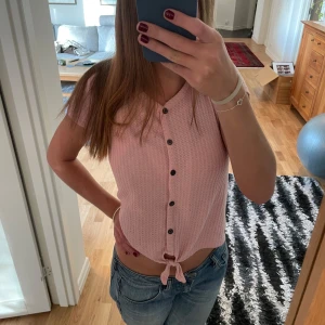 Söt topp - Säljer nu min supersöta rosa topp med knappar i lite stickat material. Super fin😍Storlek 146/152, men passar mig som har S