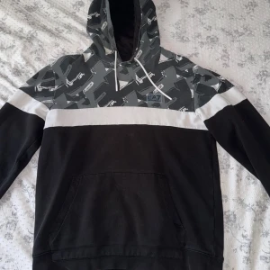 Emporio Armani hoodie  - Använd hoodie i Storlek M 