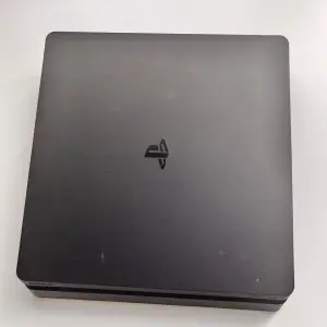 Moddel ps4 Slim  Lagring 500 GB Fungerar utan problem  Handkontrollen ingår  Helt återställt system  