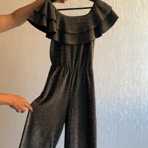 Byxdress - En byxdress med volang och glitter för barn i storlek 146 i helt okej skick