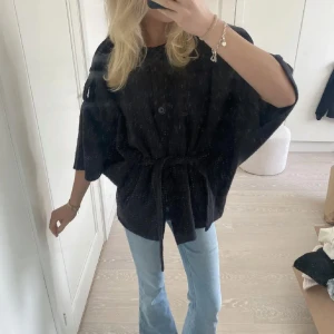 Poncho/jacka - Säljer denhär ponchon som är köpt från Plick. Använd en gång så den har inga slitningar eller fläckar!!