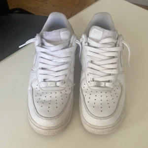 Vita Nike airforce 1  - Vita af1s dom är lite creased men man kan fixa de och det är litet hål under skon vid hållen men dom funkar rätt bra