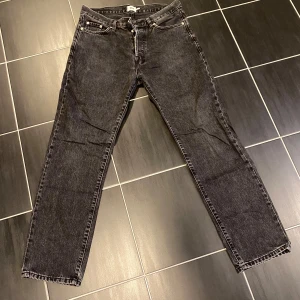 Svarta jeans lager 157 - Säljer dessa jeans då de är för småa för mig nu. Dom är då från lager 157 och är i använt skick men fint skick ändå. På sista bilden ser ni att tråden gått upp jätte lite men inget som syns igenom eller stör på något vis. Nypris 300kr