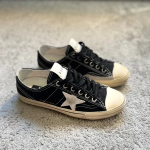 Golden goose - Feta GGDB sneakers väldigt bra skick. Passar storlek 43/44. Pris är inte hugget i sten. Box och dustbag kommer med! Skriv vid frågor och funderingar!