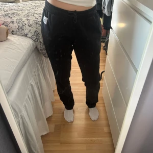 Mjukisbyxor från Andy - Svarta mjukisbyxor från Andy i storlek M. De är o väldigt bra skick 