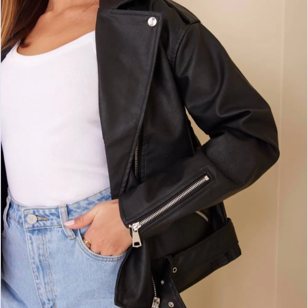 Skinnjacka ifrån Missguided, skriv för egna bilder! Tyvärr har jag inte kvar bandet/skärpet på den!💗💗. Takit.