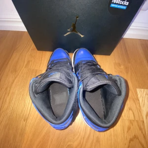 Air Jordan 1 Mid Hyper Royal - Använt 3 gånger förr Pris kan diskuteras!💕