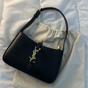 Ysl väska  - Säljer min ysl väska, på grund av att den ej användas längre. Super fin till både till vardag och fest, priset kan diskuteras cid snabb affär 💕