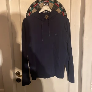 Ralph lauren hoddie - Säljer min snygga Ralph lauren hoddie den är väldigt tunn i matrialet, storlek M men sitter som en XS där av den är för liten för mig inga defekter eller något. 