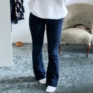 Mörk blå 7for all mankind jeans! - Super snygga lowwaist bootcut jeans från 7 for all mankind💗De är vintage och har mindre slitningar,(längst ned på båda benen) men är i övrigt fint skick. Innerbenslängd 77cm, midjemått 39cm
