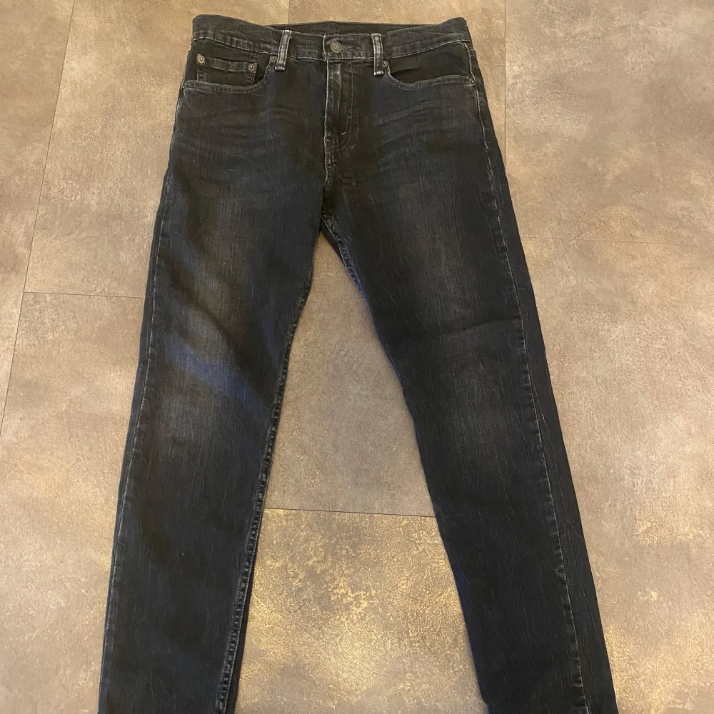 Schyssta levis jeans 512, storleken är w31 L30. OBS! Liten i storlek passar mig som egentligen har w 29 L 32 och dom passar mig perfekt. Mycket bra passform.. Farkut & Housut.