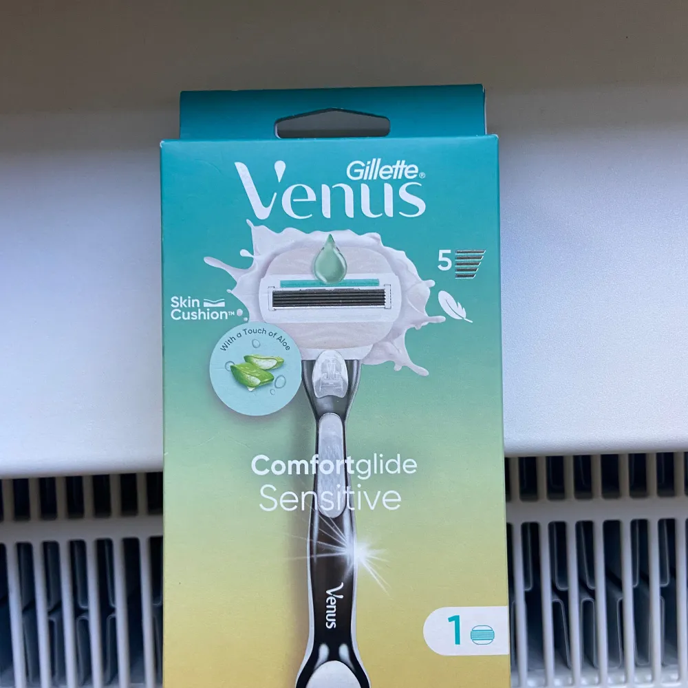 Helt ny, oöppnad i sin förpackning, gillette venus comfortglide sensitive. Ett skaft och ett huvud med 5 rakblad som har en hint av aloe vera. . Skönhet.