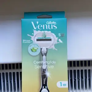 Helt ny, oöppnad i sin förpackning, gillette venus comfortglide sensitive. Ett skaft och ett huvud med 5 rakblad som har en hint av aloe vera. 