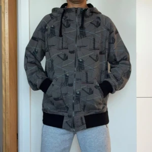 Svart huvtröjor med dragkedja, L  - En av mina gamla huvtröjor från Stadium. Den har använts sparsamt och är i fint skick. Se bilder. Axelbredd är ca 60cm och långden är 70cm. Frågor? Skicka ett dm! 