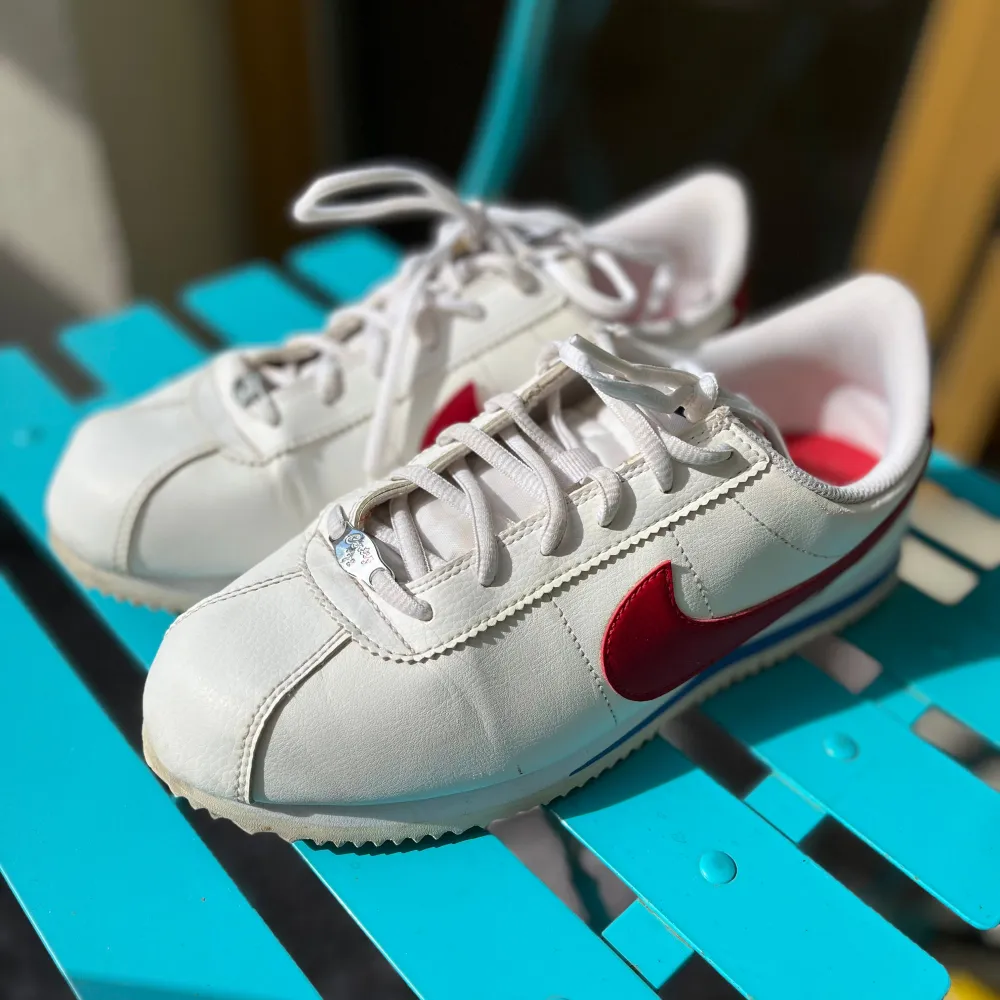 Säljer ett par fina Nike sneakers i modellen Cortez. Äkta läder. Stl 40 (men mer som cirka stl 38). Innermått cirka 25 cm. . Skor.