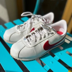 Fina Nike Cortez stl 40 (små) - Säljer ett par fina Nike sneakers i modellen Cortez. Äkta läder. Stl 40 (men mer som cirka stl 38). Innermått cirka 25 cm. 