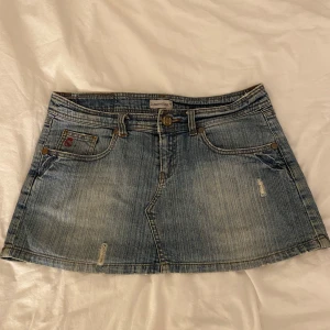 Vintage jeanskjol  - Säljer min skitsnygga vintage jeanskjol då den är för stor på mig!💗💗inga defekter💕