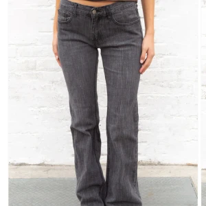 Brandy melville gråa jeans - Jätte fina gråa jeans från brandy melville! Aldrig någonsin använda eftersom de är för små för mig! Väldigt fin kvalitet 💕💕 Original pris är 42 € = 475 kr Säljer nu för 210! 