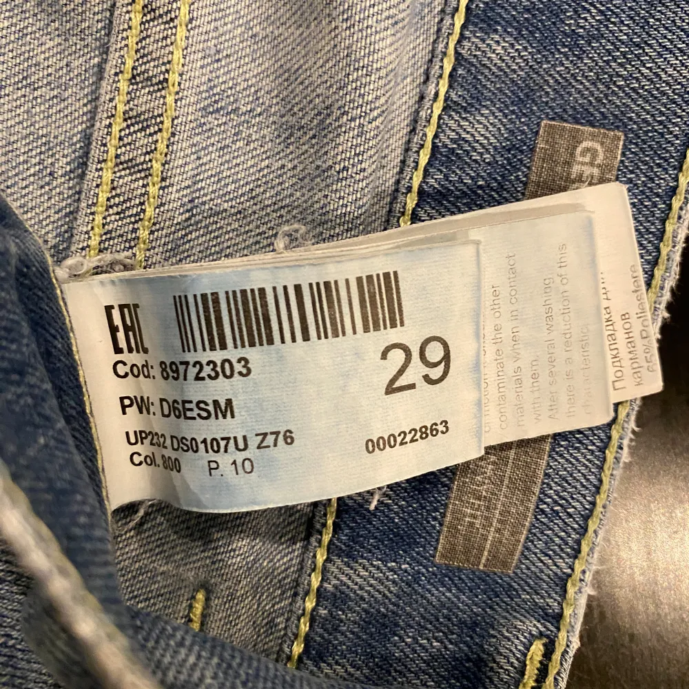 Säljer nu dessa sjukt snygga dondup jeans i storlek 29. Skick8,5/10 Pris 599kr och de har en bekväm passform. Perfekta för vardagsbruk och kan enkelt matchas med olika outfits. . Jeans & Byxor.