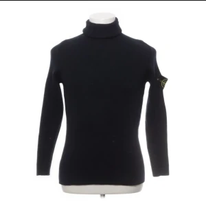 Stone Island tröja  - Super fin stone island stickad tröja med polo, säljes pga använder ej  den är köpt på en second hand butik för 2500, kan gå ner i pris vid snabb affär. skick pm för fler bilder🩷🩷