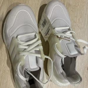Adidas ultraboost unisex storlek 38 1/3 - Helt nya adidas ultraboost skor, aldrig använda och är i helt nya. Den är 100% äkta. Storlek 38 men passar även 39