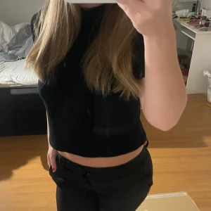 Cropped tröja från Zara - Säljer denna superfina croppade tröjan från Zara, Tröjan har knappt blivit använd så den är i toppskick💖 Strl M