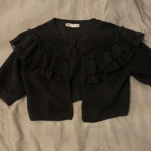 Snygg kofta  - Säljer denna jätte snygga bolero från zara som är slutsåld på hemsidan, pris kan diskuteras 🩷