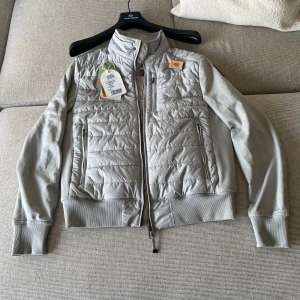 Parajumpers Elliot grå - Helt ny jacka, köpte till sonen men det var fel storlek, hittar tyvärr inte kvittot sa kan inte lämna tillbaka den.