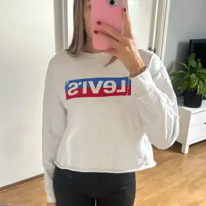 Vit Levis sweatshirt i bra skick i storlek xs 