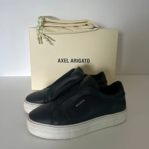 Arigato skor - Säljer mina arigato clean 360 laceless skor. Sparsamt använda men har tyvärr fått som lite rivmärken längst fram på höger sko (se sista bild). Dock inget man ser när man har de på sig. Medföljande kartong och skopåse. Nypris : 2500 kr.