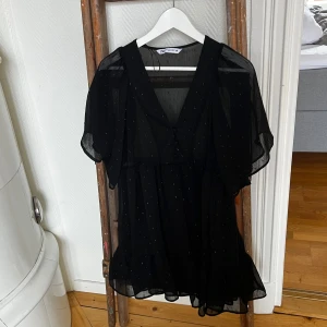 Glittrig klänning  - Jätte fin klänning från zara, är som ny då den endast är använd 1 gång. Genomskinlig upptill.