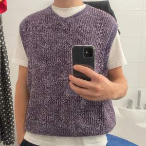 Weekday knitwear väst i lila aktig färg. Den är knappast använd, storlek M, bra passform.  Bara höra av sig för fler bilder eller frågor😎