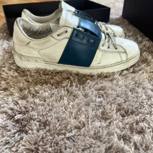 Valentino skor storlek 41 - Säljer ett par snygga skor från valentino i storlek 41, allt Og medföljer och skorna är i skick 7/10 Hör av dig vid frågor