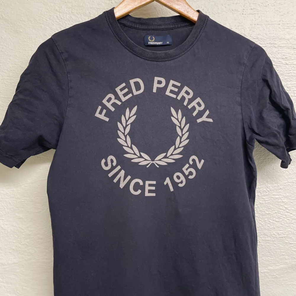 Fred Perry T-shirt i storlek XS.. T-shirts.