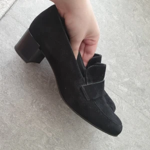 Fina loafers - Fina loafers i mocka material med klack.  Vintage, köpta second hand men för små för mig. Innersula 23cm, storlek 36. I bra skick, inga defekter.