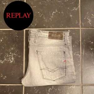 Replay - Ett par replay jeans i sizen 33/32. Sjukt snygg grå tvätt med lite slitningar, perfekt till hösten. Modellen på sista bilden är 180 och väger 75 kg || Få även med tre par brillor på köpet (se sista bild)Vid övriga frågor bara att höra av er // MVH VA